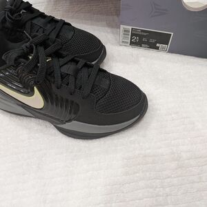 Nike Men's Black and Silver Athletic Shoes